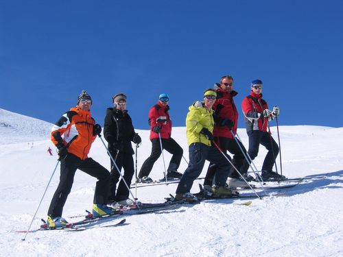 Лыжники на горнолыжном склоне в коттеджном поселке Спас-Каменка