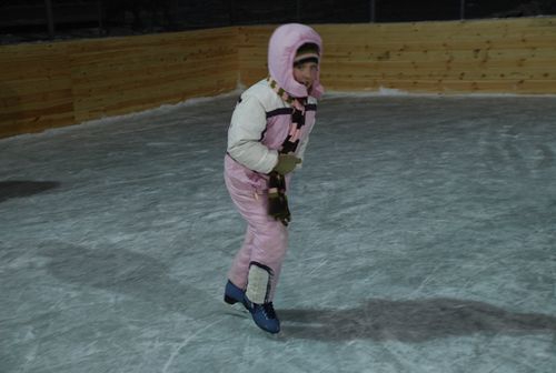 Детям очень нравится кататься на коньках на катке в сноупарке коттеджного поселка Спас-Каменка