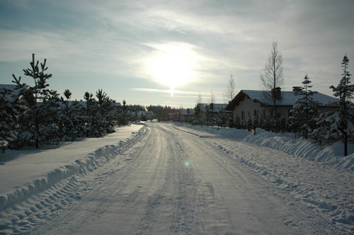 Зимняя улица в снегу в поселке Спас-Каменка
