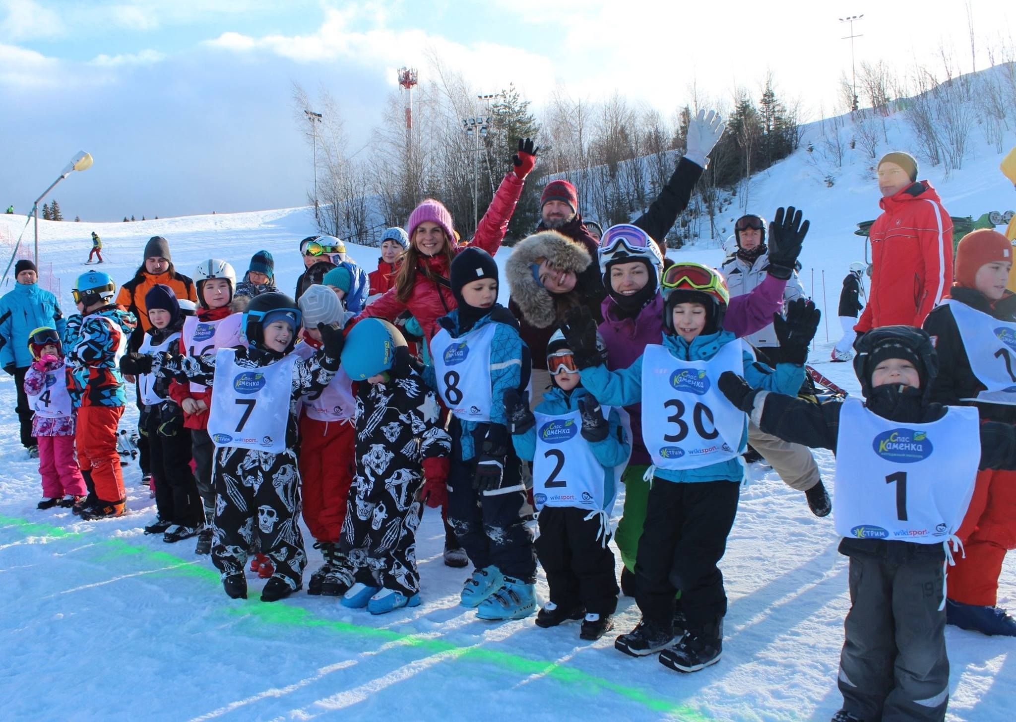 Участники детских соревнований по горным лыжам и сноуборду в Спас-Каменке