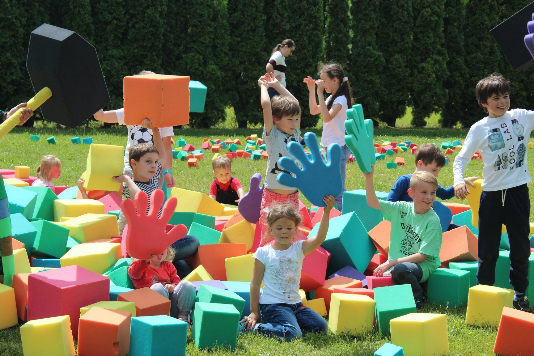 Детский праздник с цветными кубиками